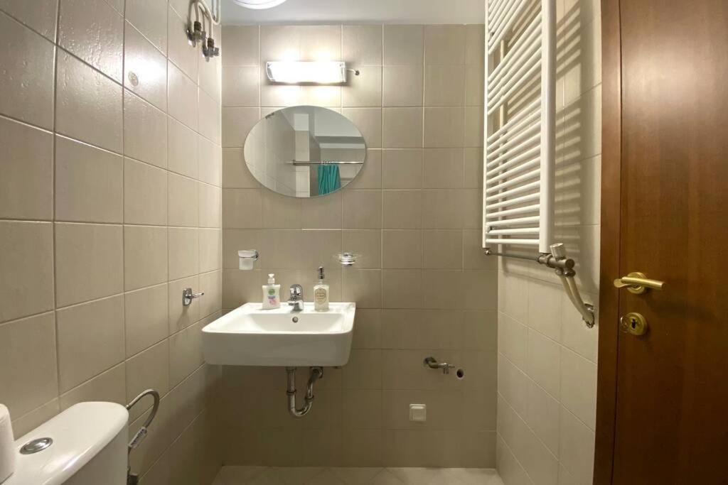 Nikitas' Apartment By The Tube Athena Bagian luar foto